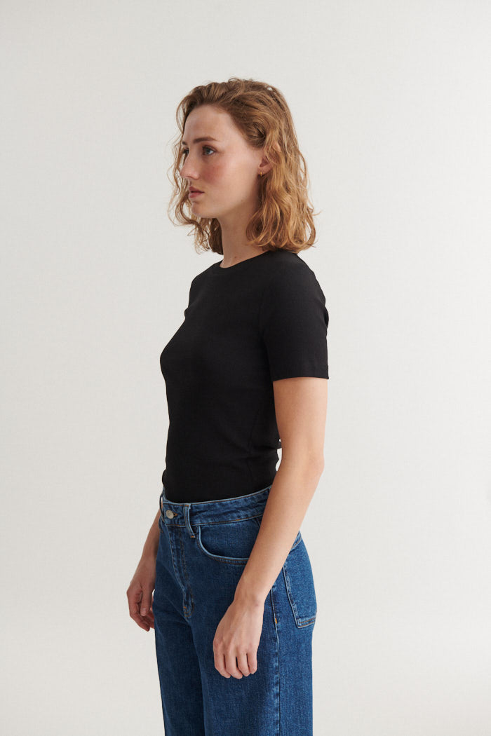 Basic Apparel Ludmilla O-Neck T-shirts 001 Black