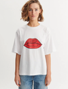 Raja Tee Red Lip - Bright white / red Lip